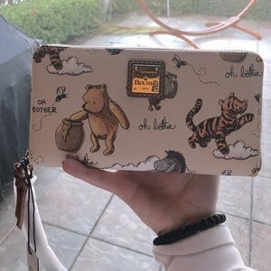 2020 Disney Parks Winnie the Pooh Wristlet Wallet